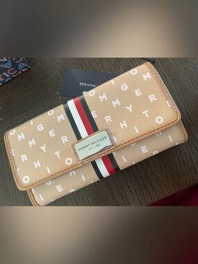 NWT Tommy Hilfiger Beige Logo Continental Wallet with Tricolor Stripe
